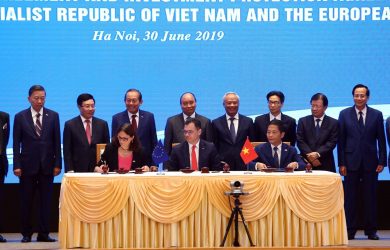 Hiệp định FTA giữa Việt Nam và EU được ký kết. Phía Việt Nam, đại diện là Bộ trưởng Công Thương Trần Tuấn Anh và phía EU, đại diện là Cao uỷ Thương mại EU Cecilia Malmstrom và Stephan Radu Oprea, Bộ trưởng Môi trường Kinh doanh, Thương mại và Doanh nghiệp của Romania.