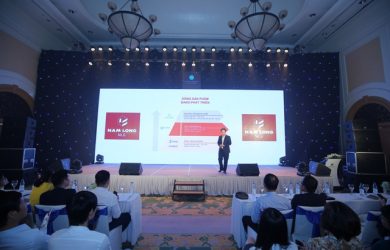 Ông Ngô Đình Hãn – Giám đốc kinh doanh Công ty Cổ phần đầu tư Nam Long giới thiệu dự án Waterpoint trước các đơn vị môi giới miền Bắc hôm 14/9.