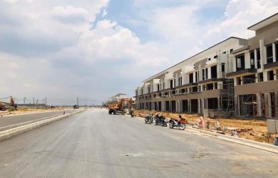 Đơn vị xây dựng đang hoàn thiện các căn nhà mẫu dự án Waterpoint Long An