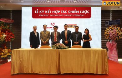 Đại diện Nam Long và Jotun tại buổi ký kết hợp tác chiến lược