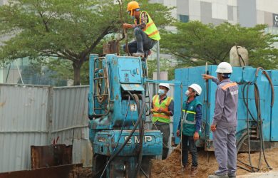 Công nhân thi công dự án hầm chui Nguyễn Văn Linh - Nguyễn Hữu Thọ