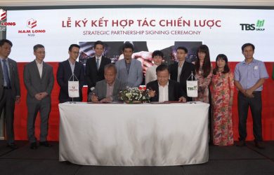 Chủ tịch Nam Long - Nguyễn Xuân Quang và chủ tịch TBS Land –Nguyễn Đức Thuấn cùng kí kết Biên bản Hợp tác chiến lược giữa đôi bên