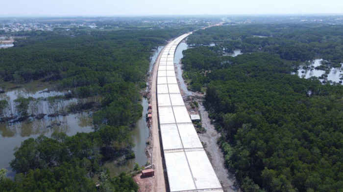 Toàn cảnh công trường cao tốc Bến Lức - Long Thành đoạn qua huyện Long Thành (Đồng Nai).