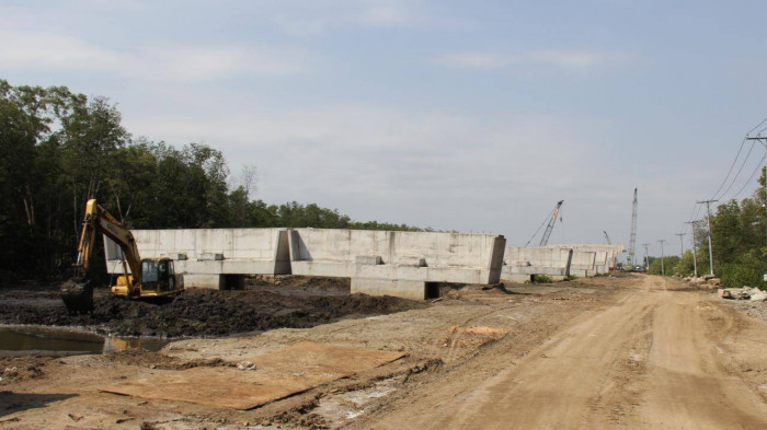 Các trụ cầu thi công gói thầu A7 đã hoàn thiện chờ gác dầm cầu.