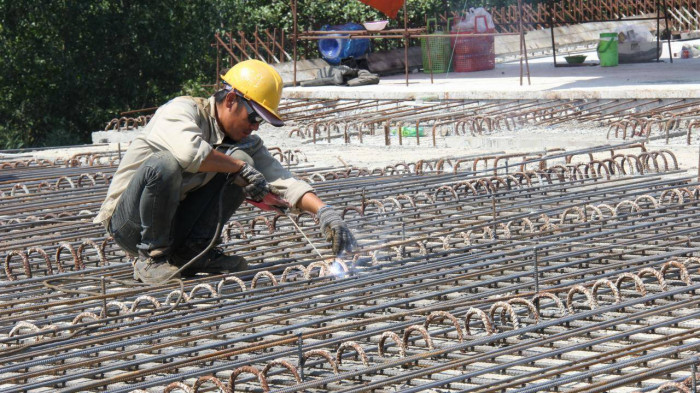 Dự án cao tốc Bến Lức - Long Thành được khởi công xây dựng vào tháng 7/2014. Đây là dự án trọng điểm quốc gia thuộc trục cao tốc Bắc - Nam. Tuyến cao tốc này có chiều dài hơn 57km đi qua địa phận TP.HCM, tỉnh Long An và Đồng Nai. Tuy nhiên đến nay dù nhiều lần gia hạn nhưng công trình này vẫn chưa cán đích vì nguồn vốn chưa được tháo gỡ.