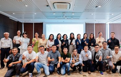 Ban tổ chức và các tác giả cùng chụp hình lưu niệm tại lễ trao giải “Sức sống Nam Long”.