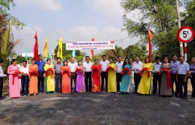 Đại diện Nam Long cùng các bên liên quan thực hiện nghi thức khánh thành 10 công trình cầu tại huyện Bến Lức, Long An