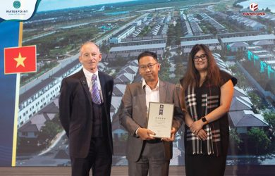 Đại diện Nam Long (giữa) nhận giải Kiến trúc tiêu biểu cho phân khu Park Village.