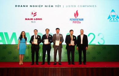 Đại diện Nam Long nhận Chứng nhận giải thưởng từ Ban tổ chức chương trình.