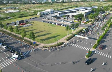 Tầm nhìn ngoạn mục từ trên cao hé lộ những mảng xanh mướt của công viên, khu vườn, xen kẽ với những dãy nhà phố, biệt thự cao cấp được thiết kế theo phong cách hiện đại, sang trọng.