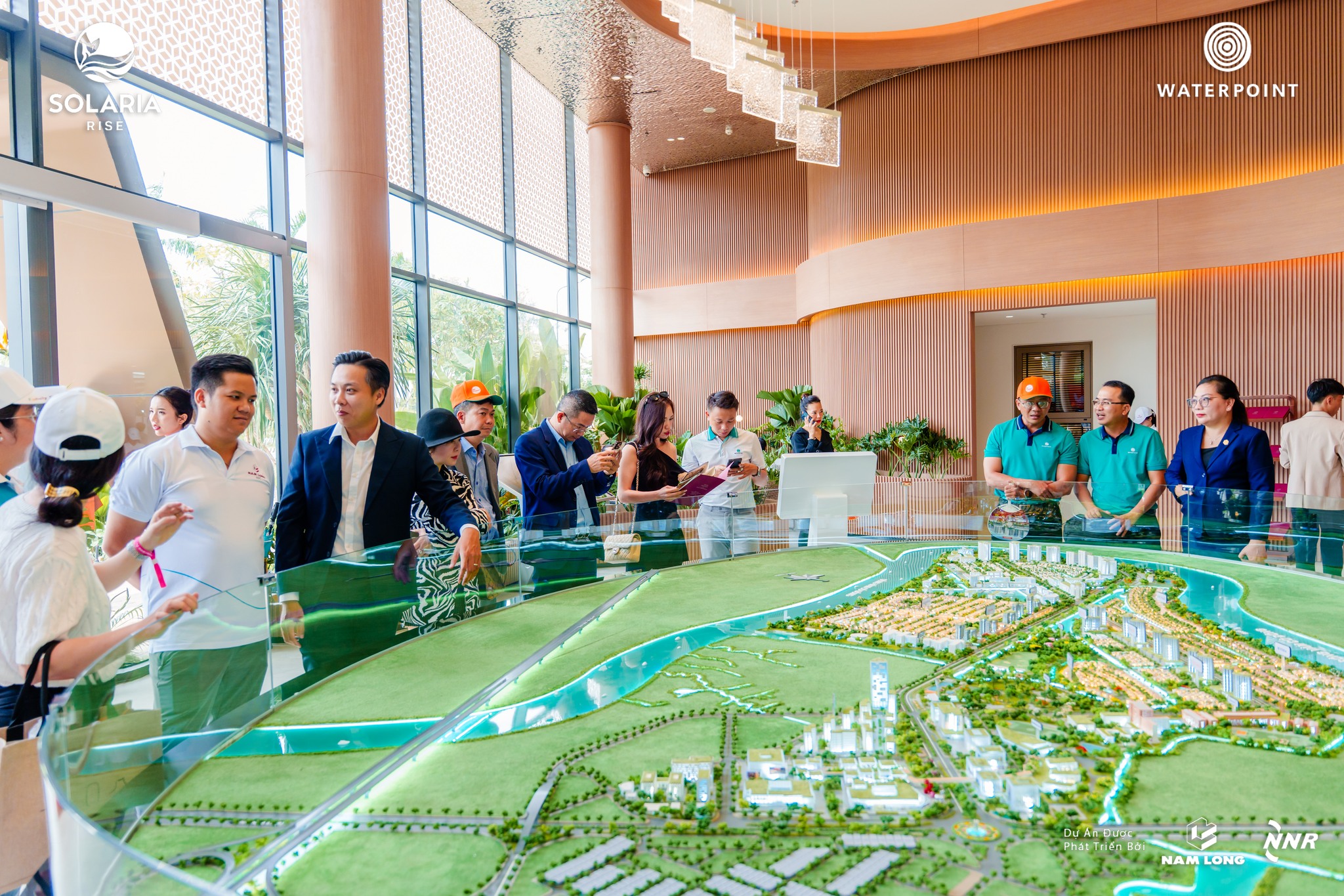 Khách hàng tham quan khu sa bàn phân khu mới Solaria Rise Waterpoint 