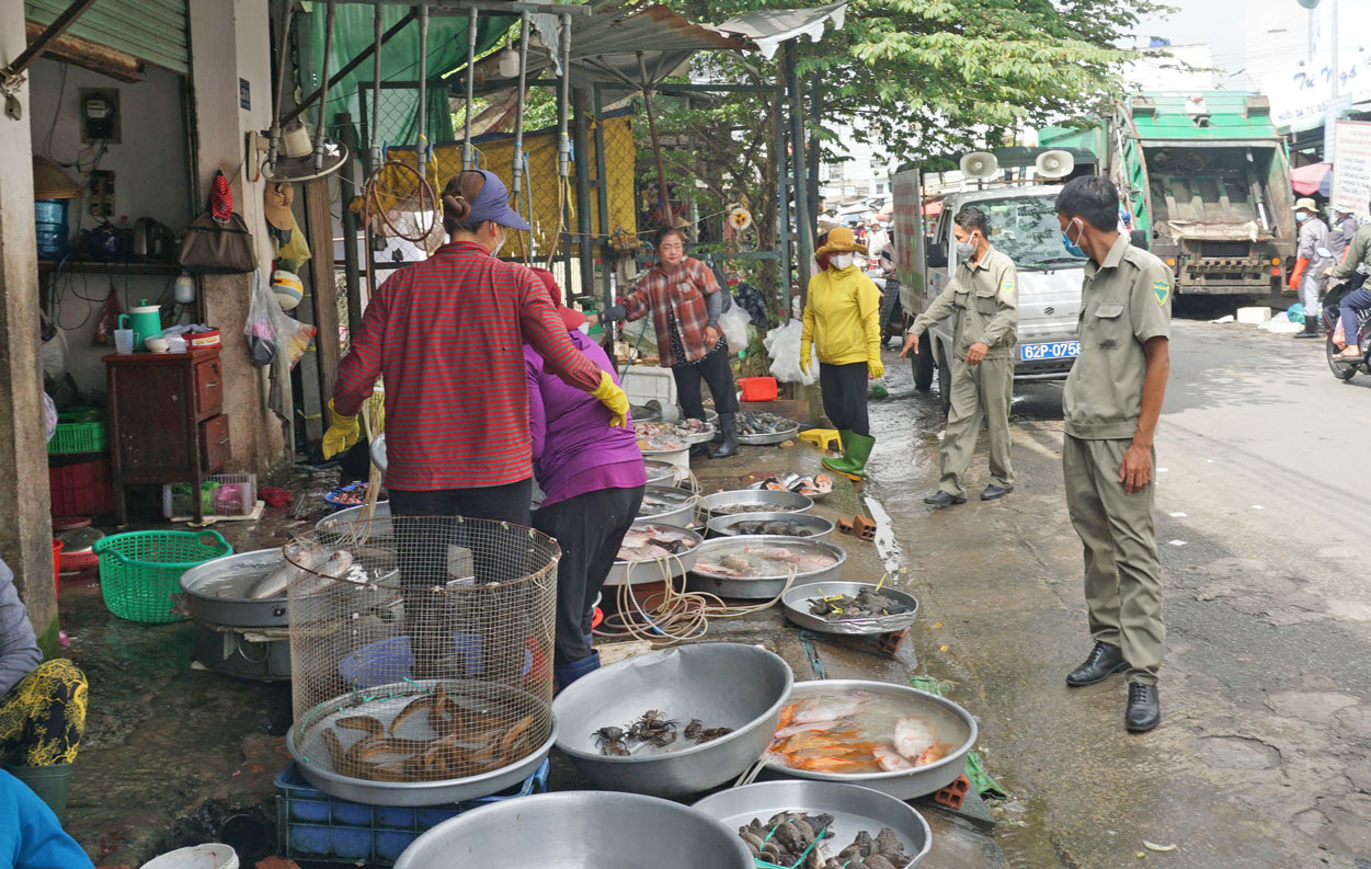 Chợ dân sinh ngay cạnh cổng dự án Waterpoint