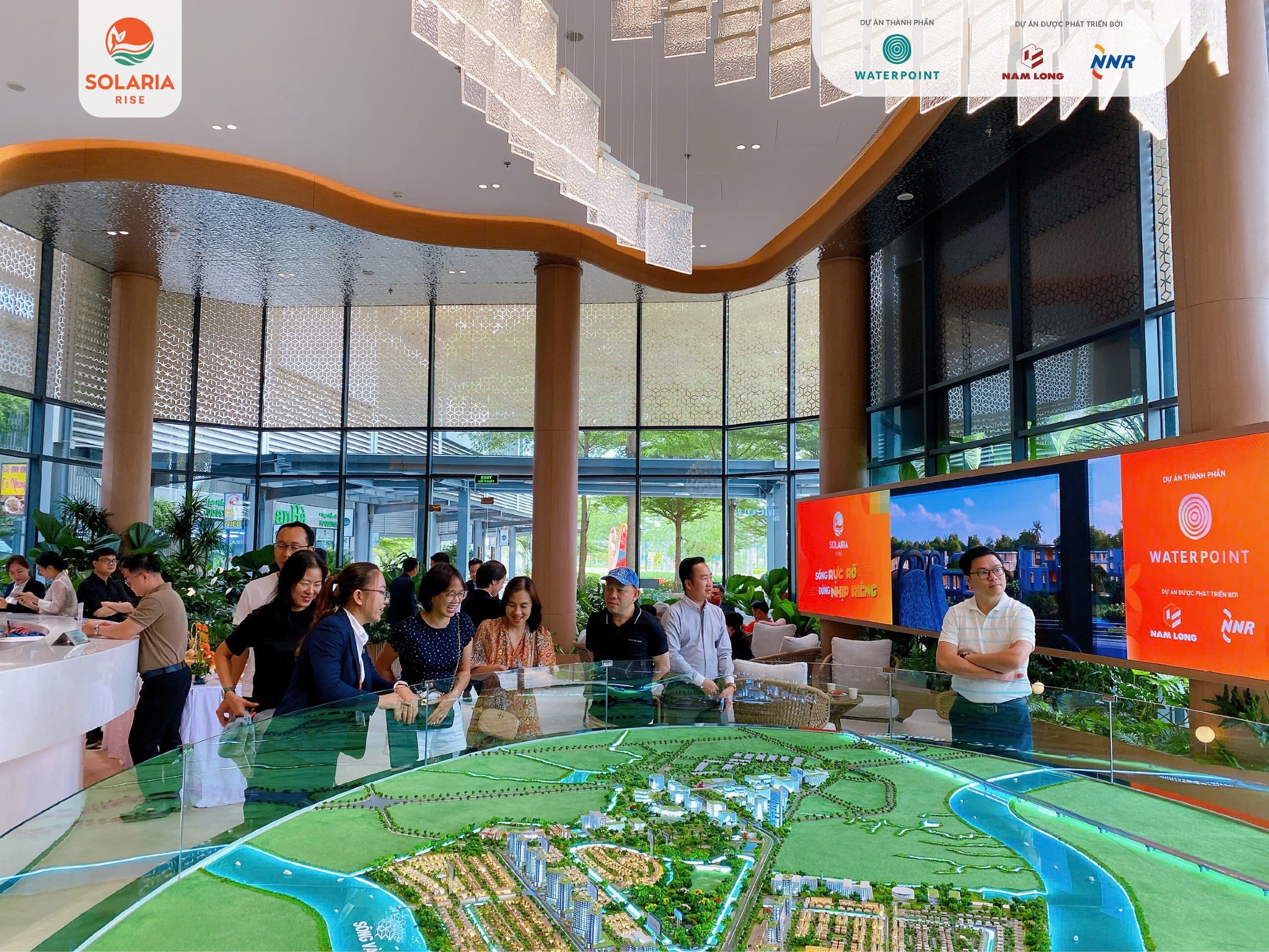 Khách hàng chăm chú lắng nghe tư vấn viên giới thiệu chi tiết về vị trí, tiện ích và thiết kế căn hộ Solaria Rise