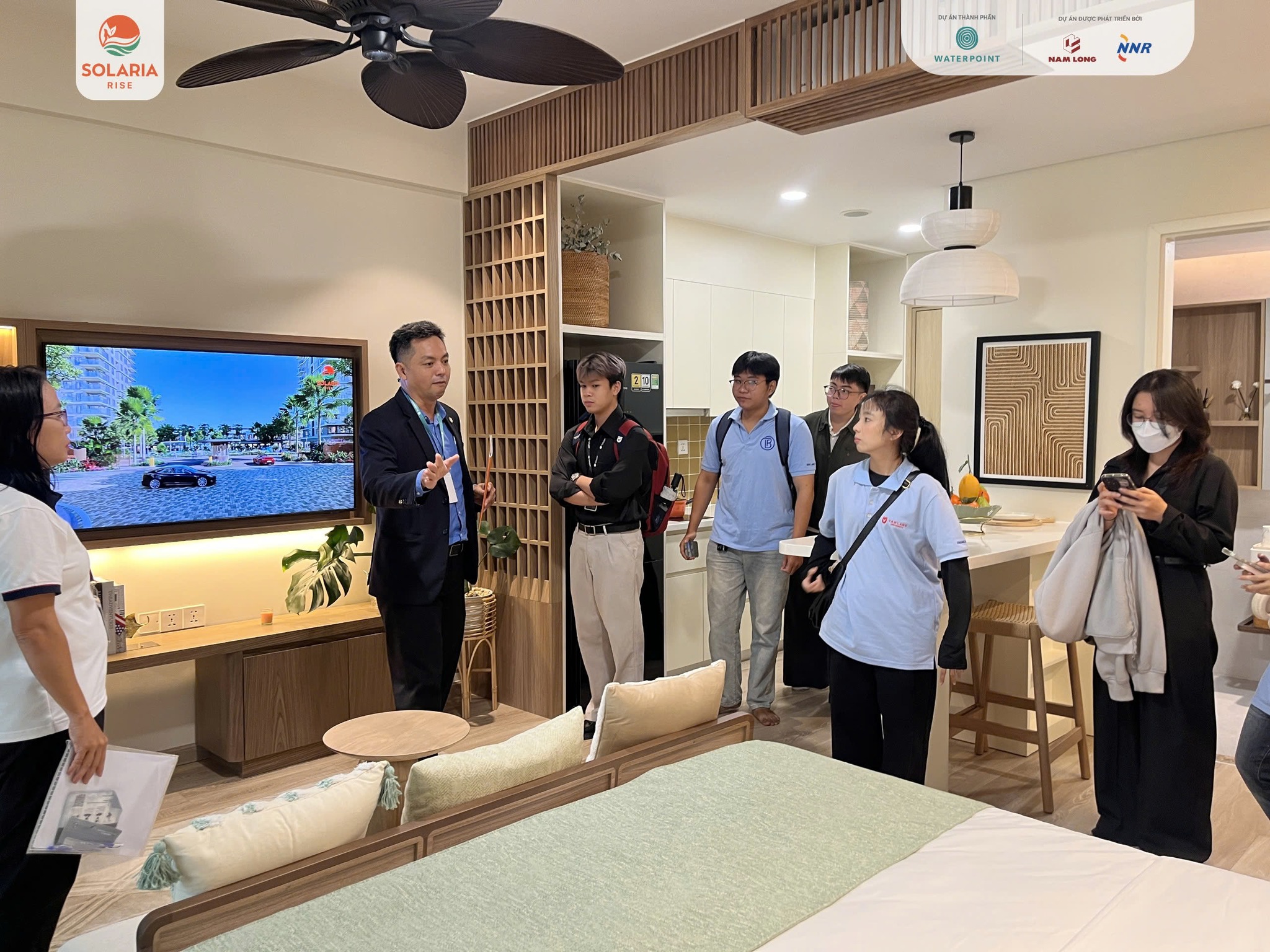 Không gian căn hộ mẫu Solaria Rise được mở cửa đón khách tham quan.