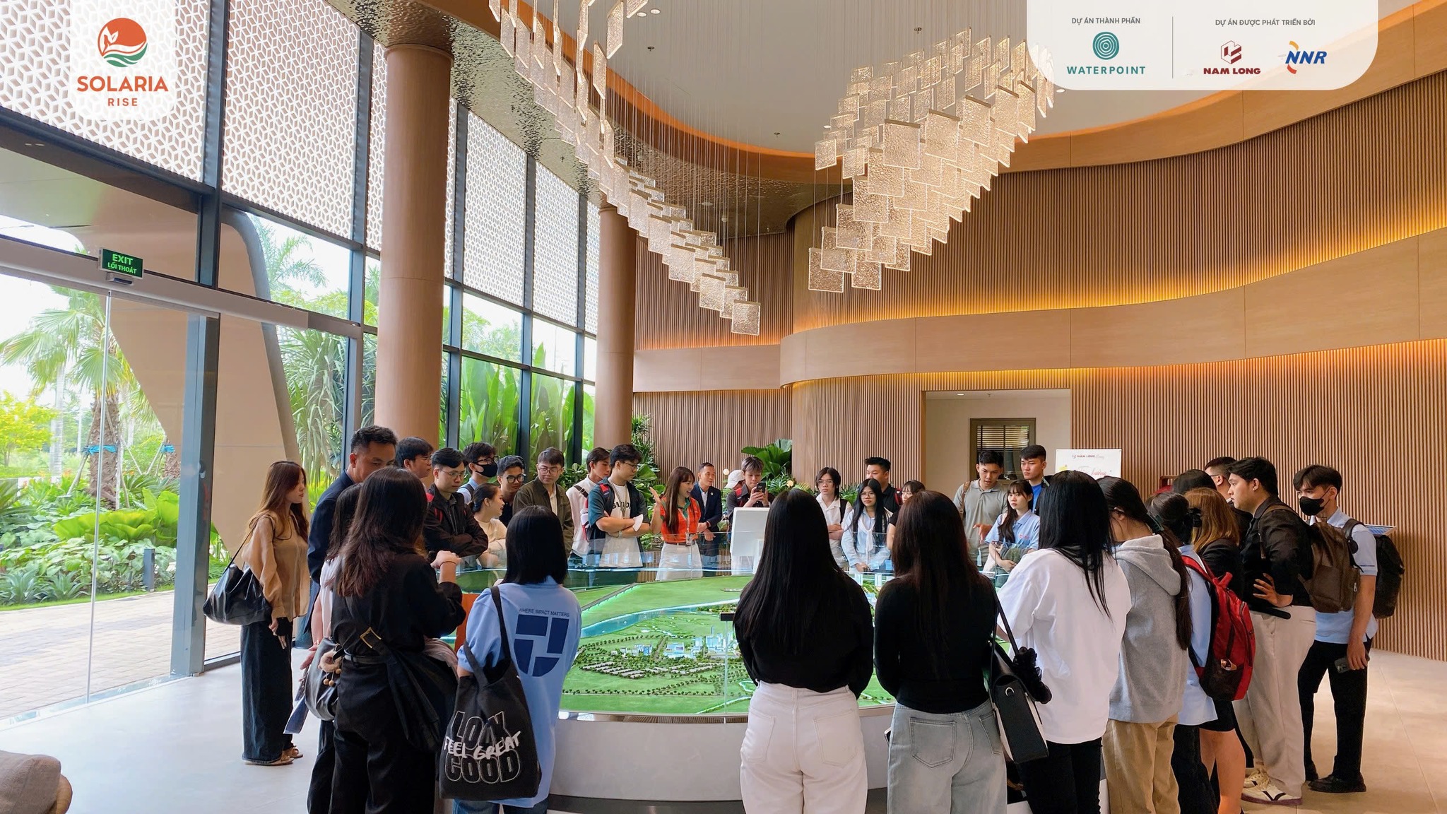 Khách hàng cùng đội ngũ tư vấn viên trao đổi sôi nổi trước mô hình Solaria Rise.