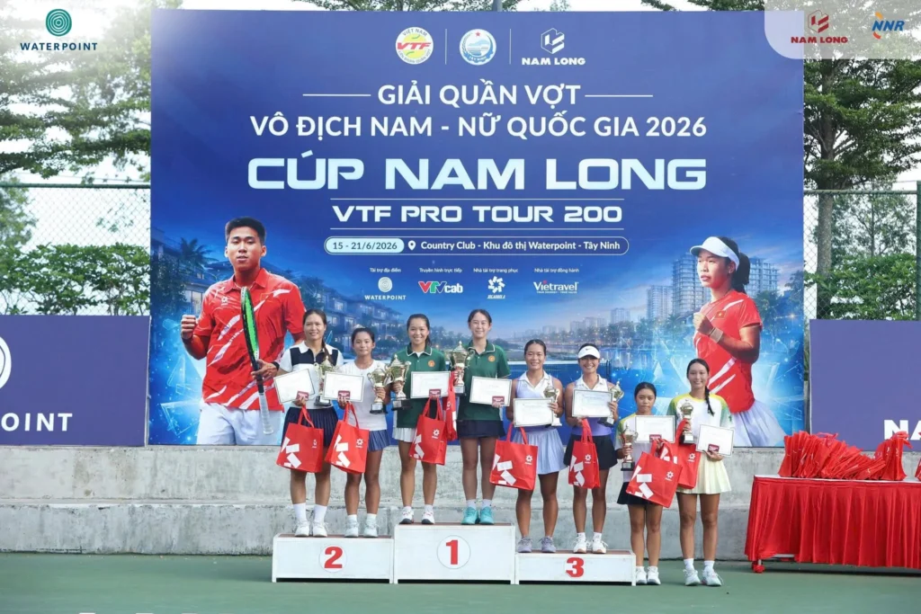 Vận động viên nữ nhận giải tại VTF Pro Tour 200 – Cúp Nam Long 2026 ở Waterpoint.