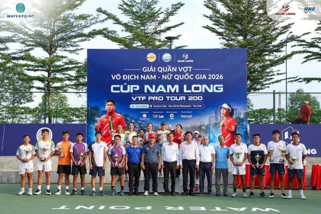 Vận động viên nam nhận giải VTF Pro Tour 200 Cúp Nam Long 2026 tại Waterpoint.