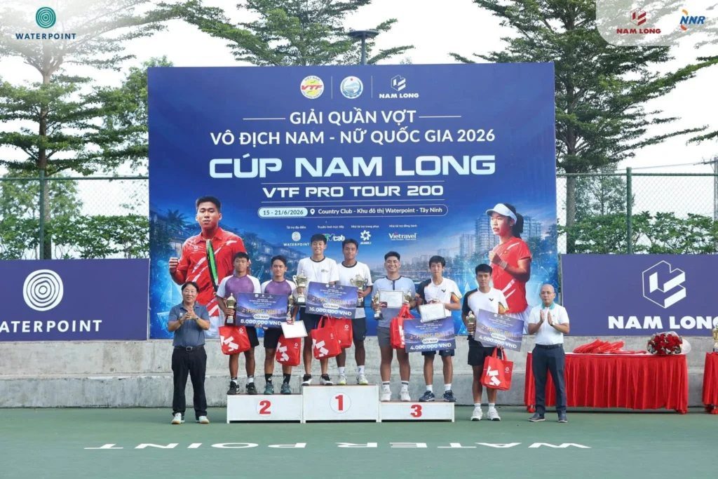 Trao giải đơn nam VTF Pro Tour 200 Cúp Nam Long 2026 ở Khu đô thị Waterpoint.