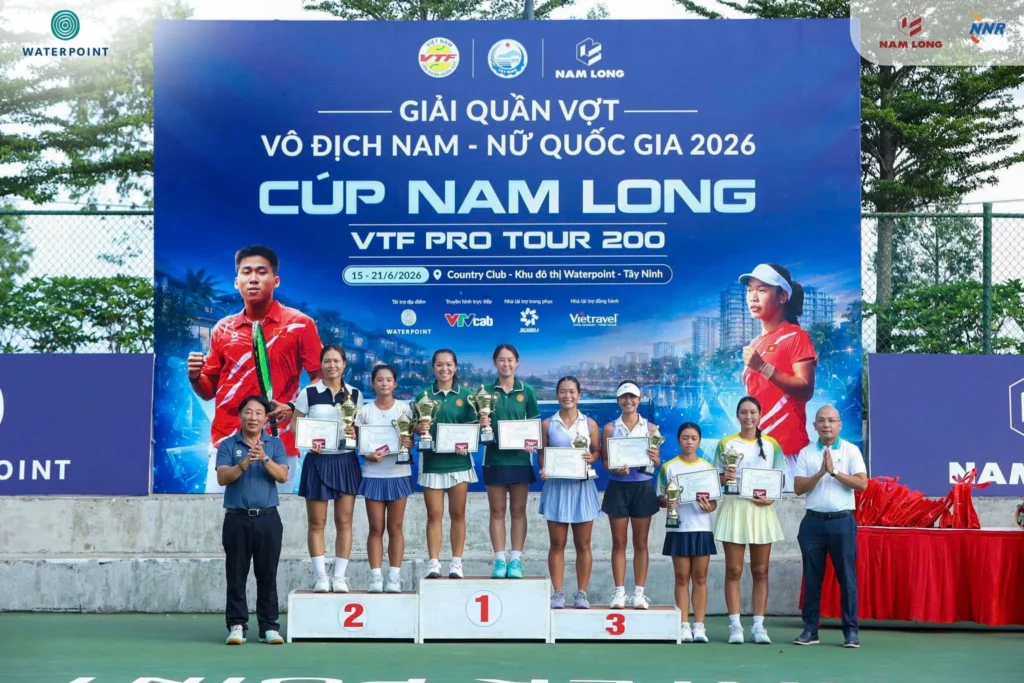 Các tay vợt nữ nhận cúp tại VTF Pro Tour 200 Cúp Nam Long 2026 Waterpoint.