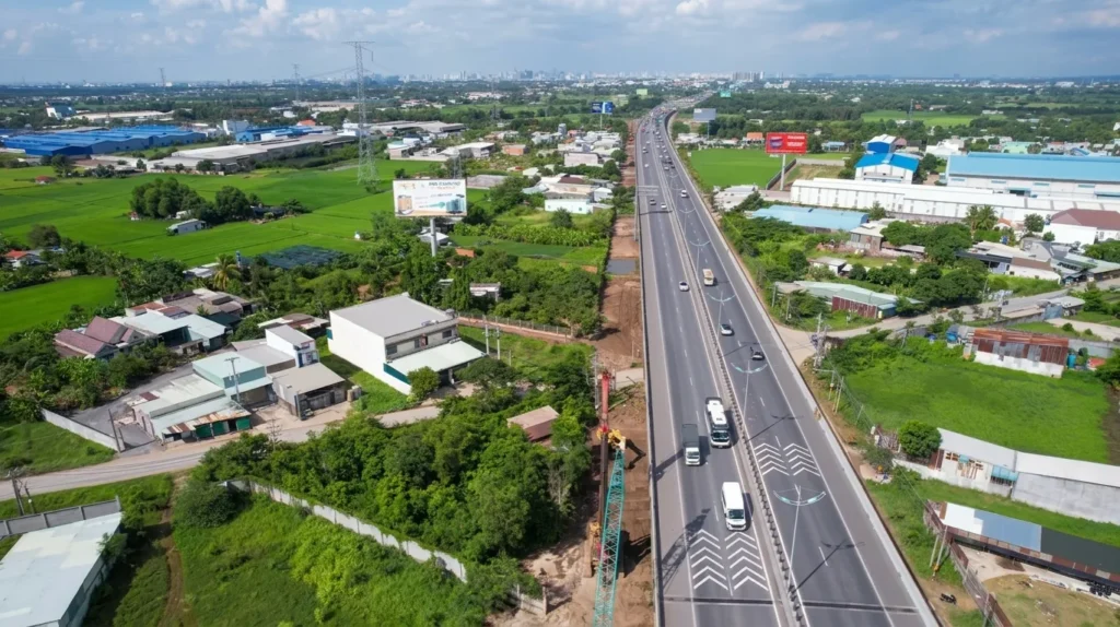 Đoạn từ thành phố Hồ Chí Minh đi Trung Lương quy mô 8 làn xe chạy và 2 làn dừng khẩn cấp ở hai bên.